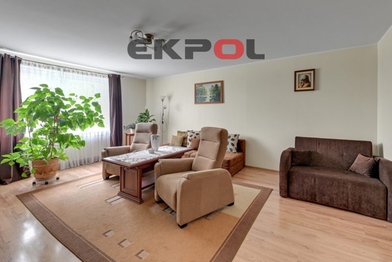 Dom z funkcją mieszkalno-usługową 3 garaże - obrazek 2