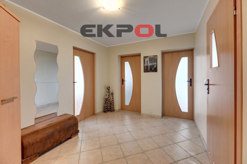 Dom z funkcją mieszkalno-usługową 3 garaże - obrazek 17