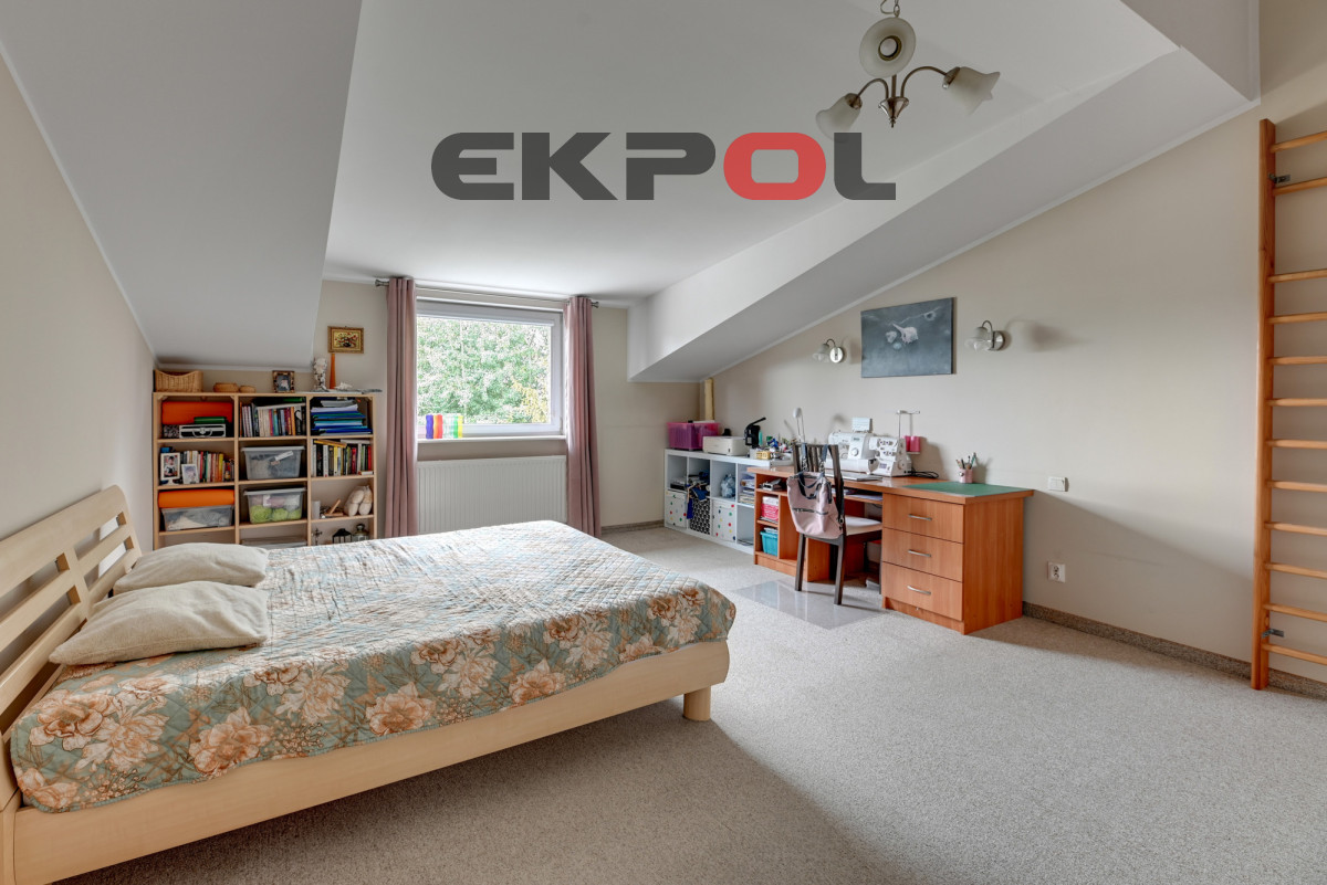 Dom z funkcją mieszkalno-usługową 3 garaże - obrazek 11