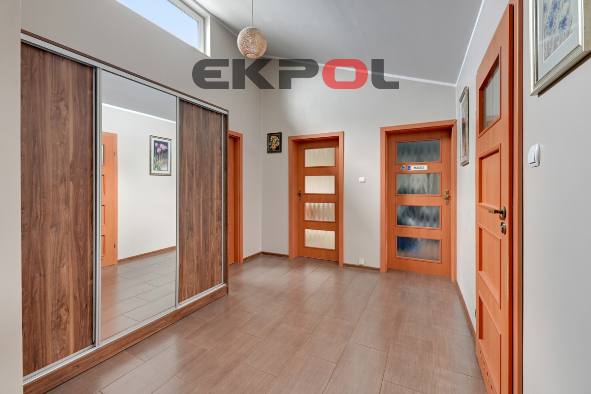 Dom z funkcją mieszkalno-usługową 3 garaże - obrazek 23