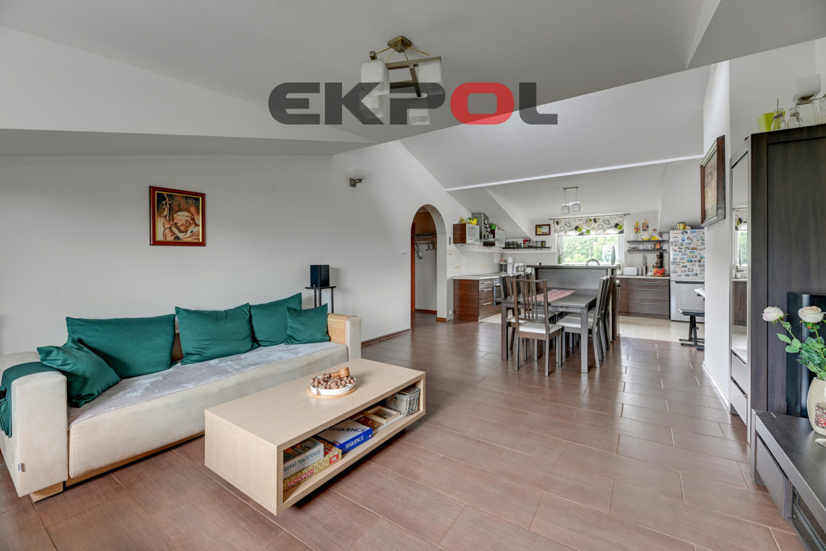 Dom z funkcją mieszkalno-usługową 3 garaże - obrazek 9