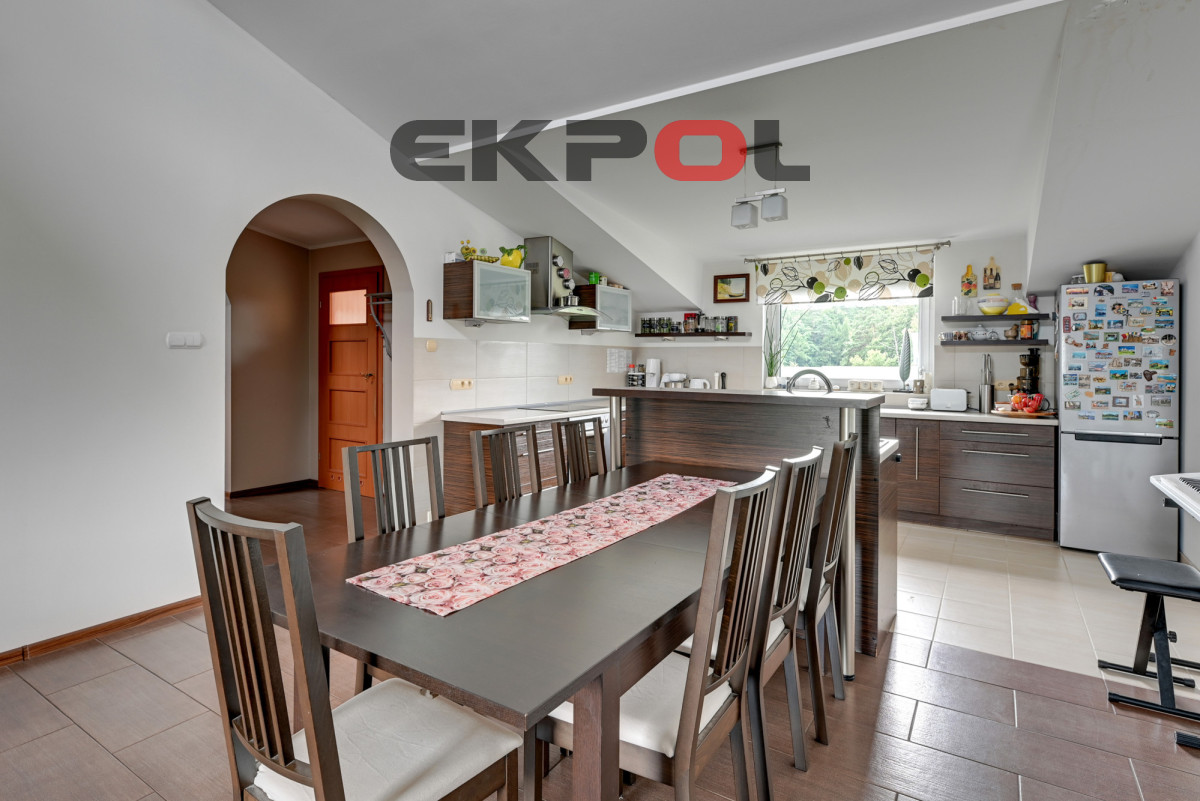 Dom z funkcją mieszkalno-usługową 3 garaże - obrazek 7