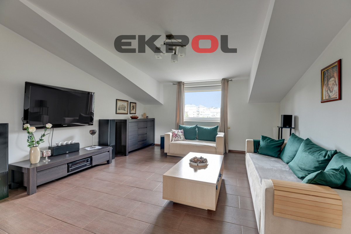 Dom z funkcją mieszkalno-usługową 3 garaże - obrazek 8