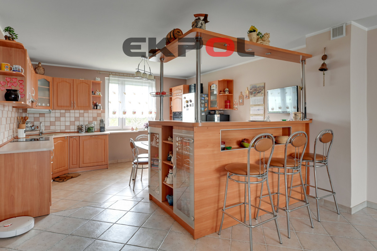 Dom z funkcją mieszkalno-usługową 3 garaże - obrazek 5