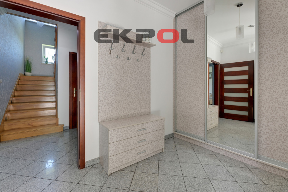 Elegancki dom z pięknie zaaranżowanym ogrodem - obrazek 28